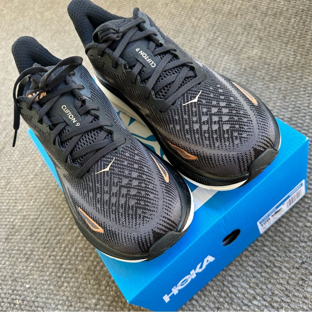 🚨New/Unworn HOKA Clifton 9 Women’s size 10 in Black/Copper